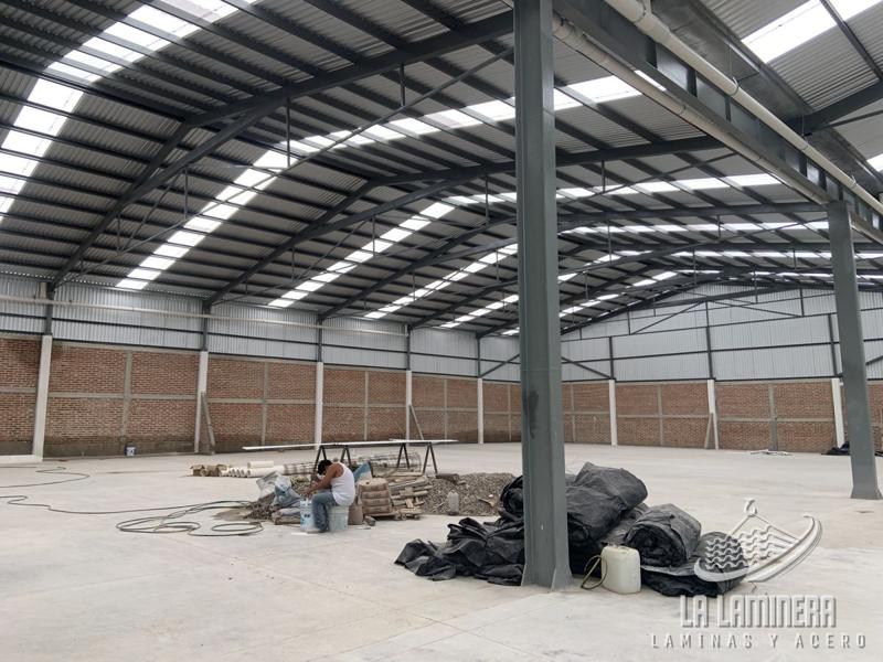 Nave industrial · cubierta con traslúcidos