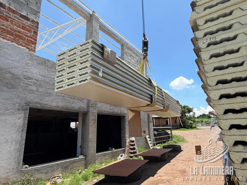 Panel aislante subido con grúa a obra